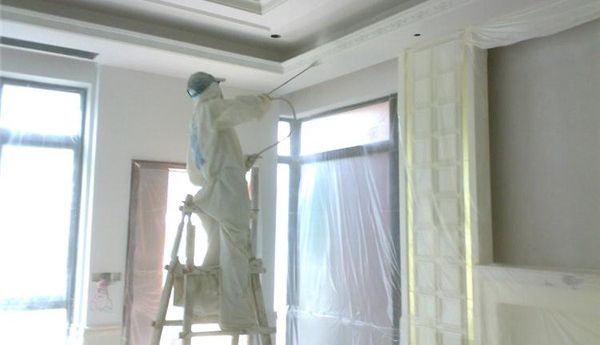 裝修施工：粉刷墻面是用滾輪粉刷還是用機(jī)器噴涂？哪種更好？